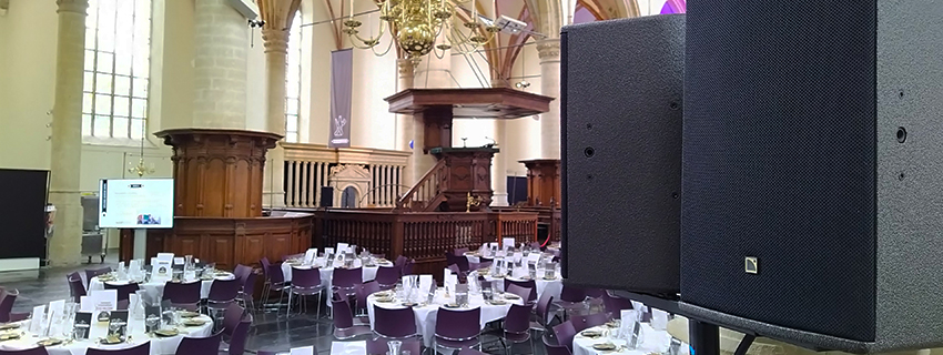 L-Acoustics X8 speaker op statief tijdens evenement