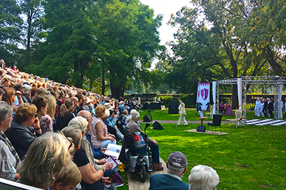 Opera in het park, tribune, publiek, buiten